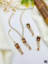 ZIRCON STONE NECLACE WITH EARING AND TIKA